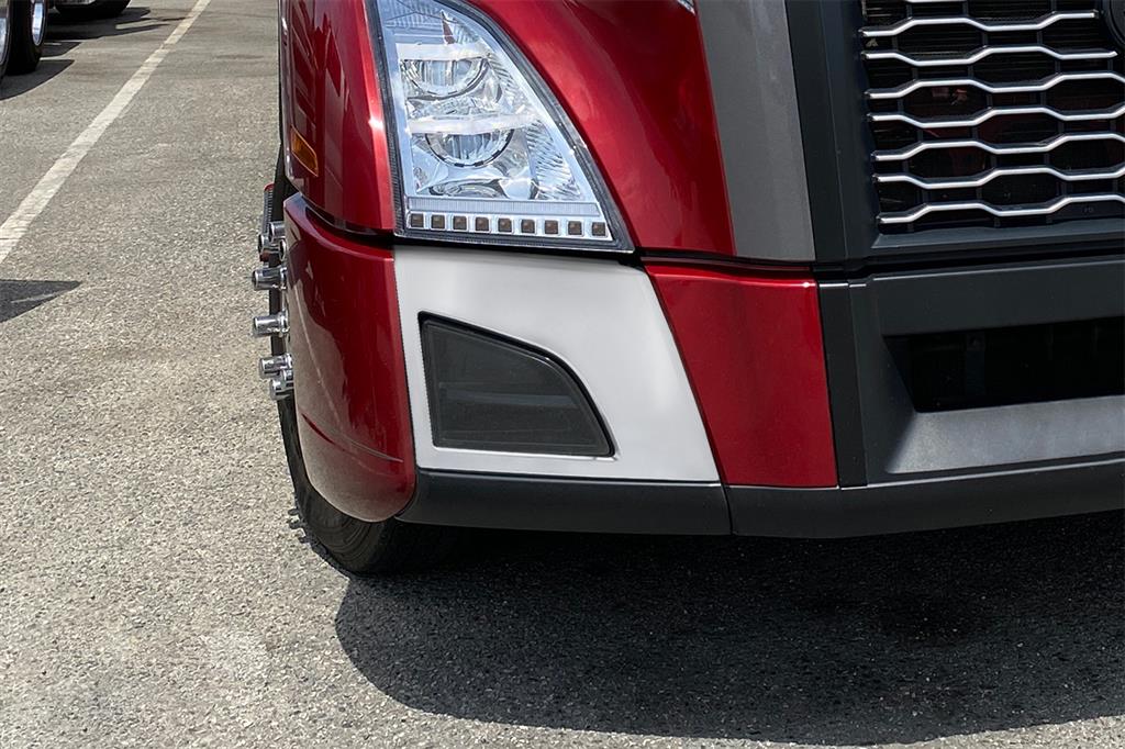 2018 & UP VOLVO VNL FOG LIGHT COVER W/ HOLE - RIGHT SIDE